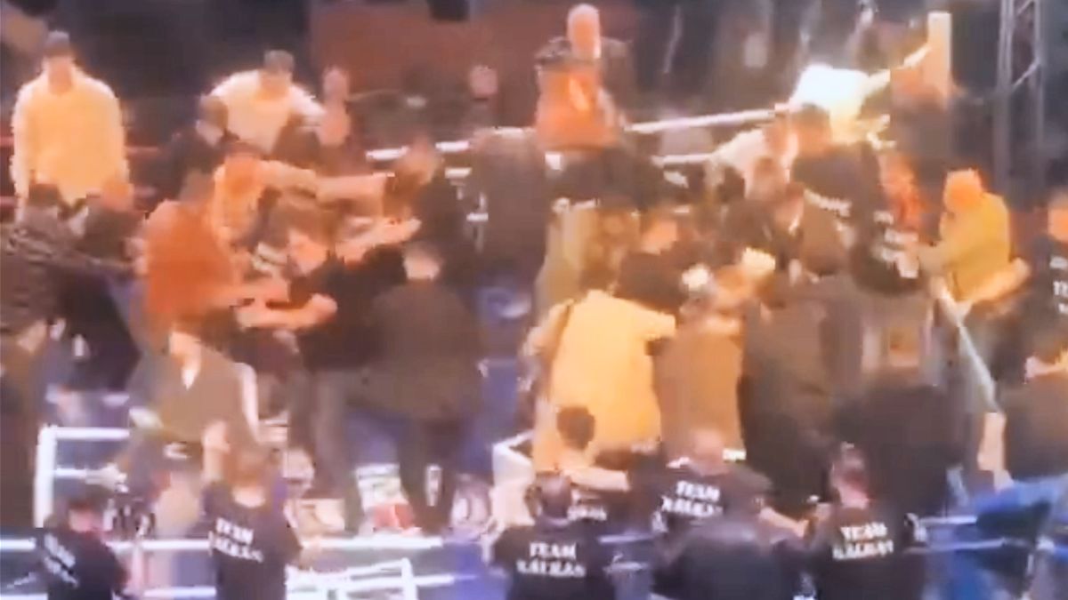 Crowd Storms Ring After Controversial Boxing Finish in Turkey